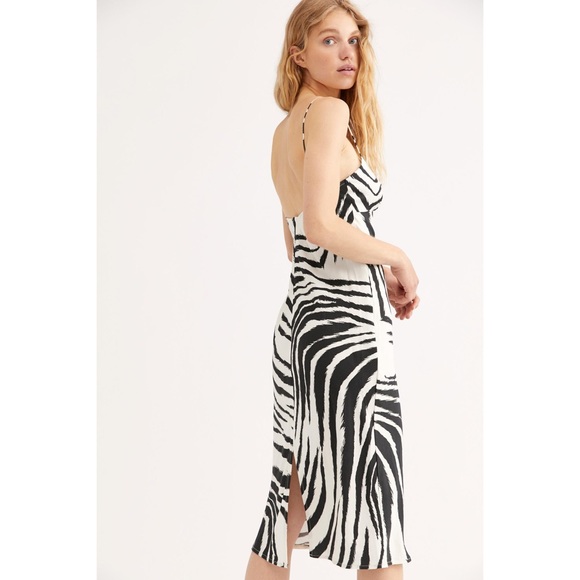 Sun Becomes Her Villa Midi Dress - Picture 3 of 8